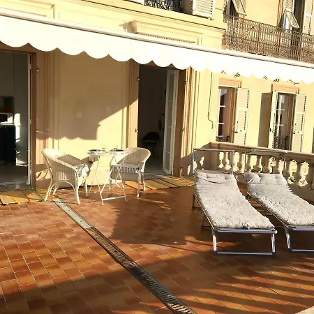 Le Louvre-terrasse-centre * Menton